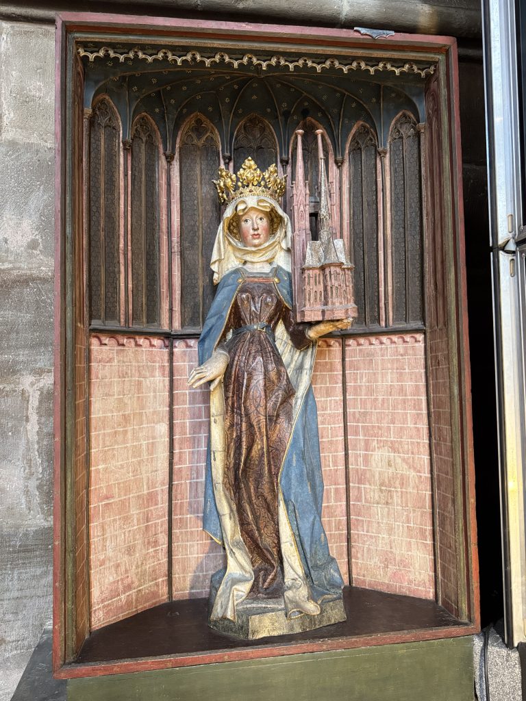 Sint Elisabeth van Thüringen (standbeeld van haar in de Kerk te Marburg in Duitsland)